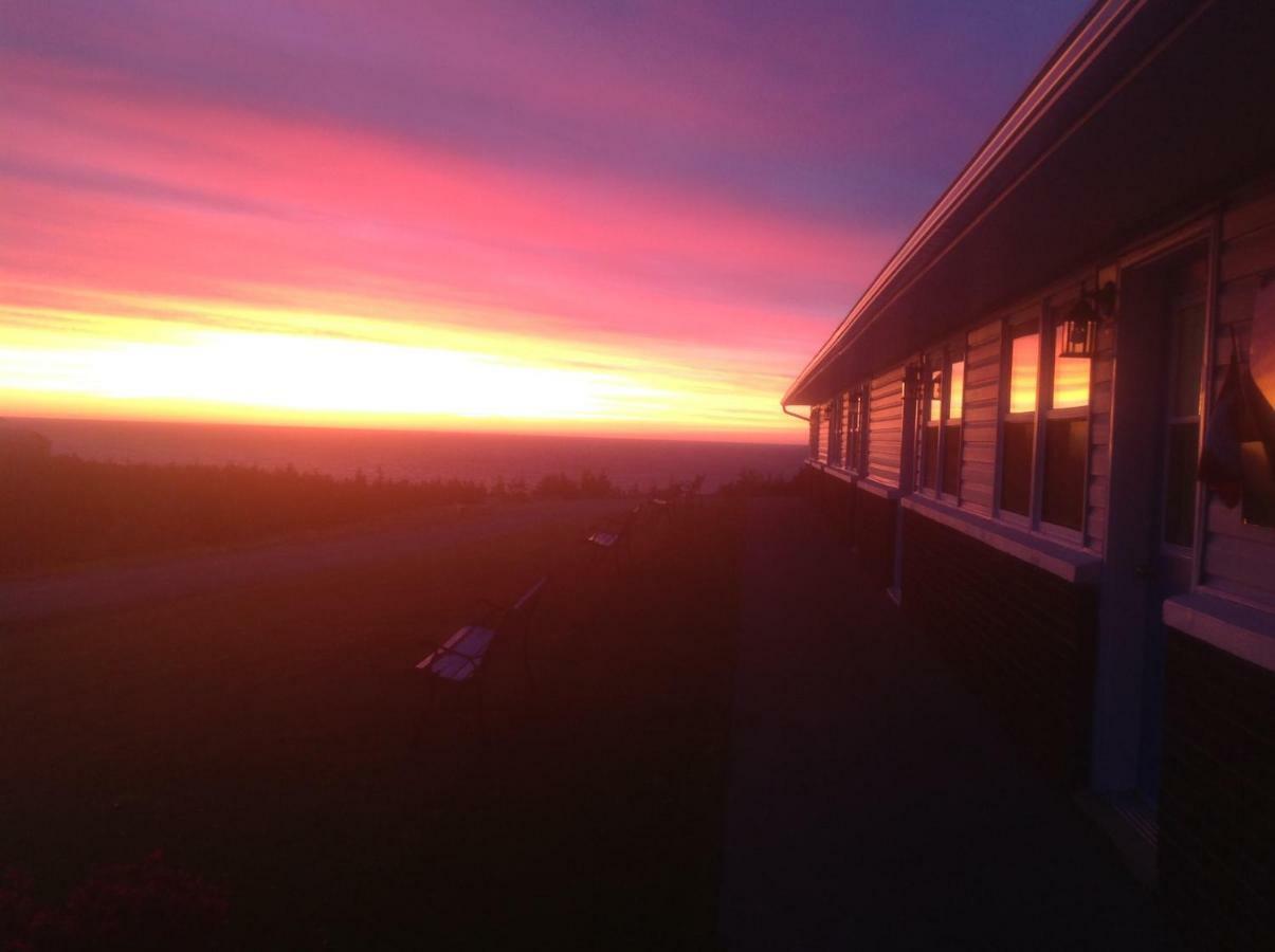 Bay Saint Lawrence Burton'S Sunset Oasis Motel מראה חיצוני תמונה